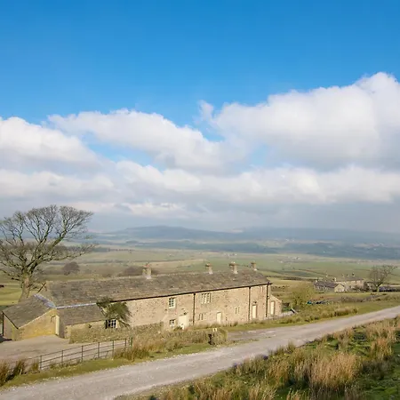 Moor Tops By Birch * Broughton (North Yorkshire)